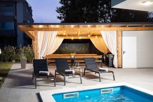 Villa Tiki in Medulin for 16 person with heated pool & sauna only 1 km from the beach