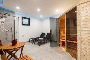 Villa Tiki in Medulin for 16 person with heated pool & sauna only 1 km from the beach