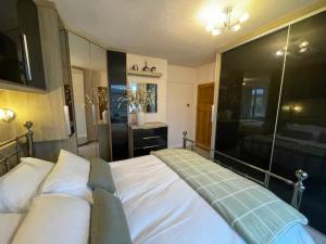 Panoramic Peak Views 3 Bed Log Burner Walks from Door
