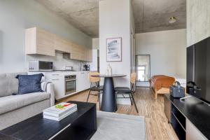 W Loop Studio w Deck Pool Gym 3 blocks to L CHI-643