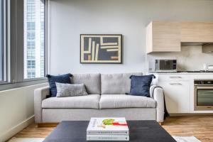 W Loop Studio w Deck Pool Gym 3 blocks to L CHI-643