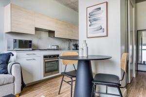 W Loop Studio w Deck Pool Gym 3 blocks to L CHI-643