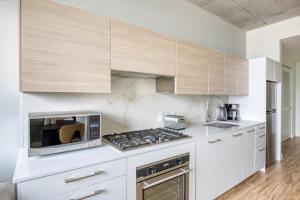 W Loop Studio w Deck Pool Gym 3 blocks to L CHI-643
