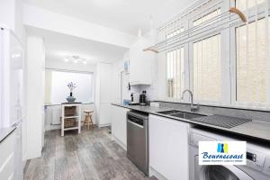 SOUTHBOURNE OVERCLIFF by BOURNECOAST - A Modern Clifftop Holiday Apartment with SEA VIEWS and Parking - FM6128