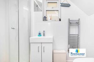 SOUTHBOURNE OVERCLIFF by BOURNECOAST - A Modern Clifftop Holiday Apartment with SEA VIEWS and Parking - FM6128