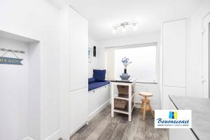 SOUTHBOURNE OVERCLIFF by BOURNECOAST - A Modern Clifftop Holiday Apartment with SEA VIEWS and Parking - FM6128