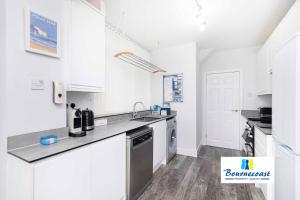 SOUTHBOURNE OVERCLIFF by BOURNECOAST - A Modern Clifftop Holiday Apartment with SEA VIEWS and Parking - FM6128
