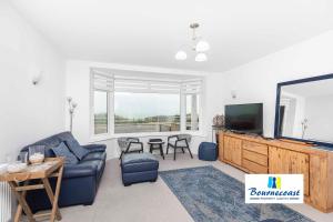 SOUTHBOURNE OVERCLIFF by BOURNECOAST - A Modern Clifftop Holiday Apartment with SEA VIEWS and Parking - FM6128