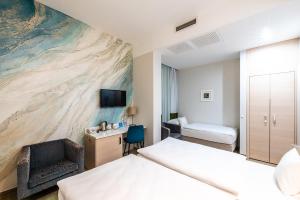 Double or Twin Room with Extra Bed room in Atrium Fashion Hotel