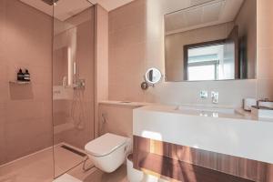 Luxe Living: Spacious Waterfront 2BR in Marina Gate