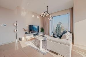 Luxe Living: Spacious Waterfront 2BR in Marina Gate