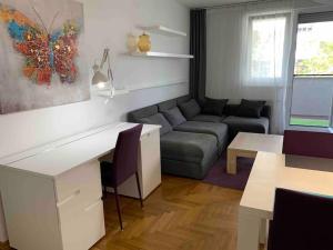 Close to center big terrace city tram garage parking place fast WIFI Super king size bed grocery 1min