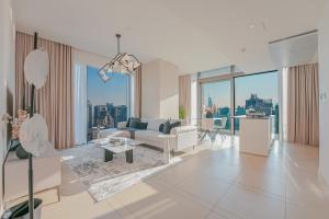 Luxe Living: Spacious Waterfront 2BR in Marina Gate