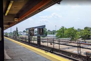 19 Malden 3Br Apt on 2F with WIFi and Free parking with Windows AC