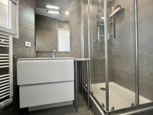 Bel appartement P2 climatisé vue sur mer pour 24 pers avec terrasse et parking