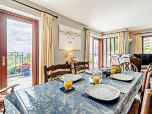 3 Bed in Aberdovey DY032