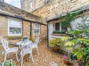 Juliet Cottage, late Georgian treasure, charming, cosy and historic, only a short walk to Alnwick Castle