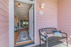 New Listing! 4BR on Harbor Island