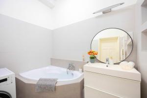 Exclusive & Spacious Central Residence w 4BEDRM 2BATHRM