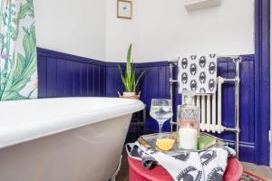 Menagerie House Luxury City Cottage, Walk Score 98