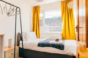 Spacious 3 Bedroom House - Sleeps 5 - Free Parking - By EKLIVING LUXE Short Lets & Serviced Accommodation