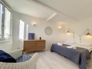 Nestor&Jeeves - BONAPARTE - Near Port and Garibaldi