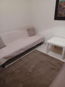 Irida Equanimity and Cozy Apartment