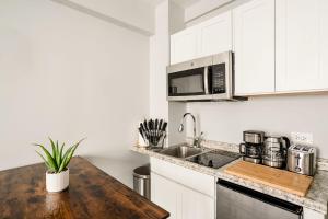 73-1004 New Studio UWS Doorman Gym