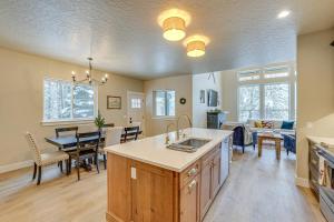 All-Season Cabin Hot Tub and Sauna in Donnelly