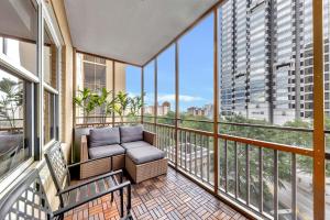 Downtown condo w balcony & workspace