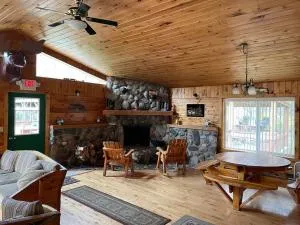 Brimley Lodge / Sleeps 36 / Snowmobile & ORV Trail - Brimley