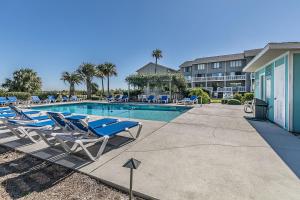 First Floor Condo - Walking distance to beach and pools!