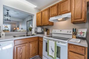 First Floor Condo - Walking distance to beach and pools!