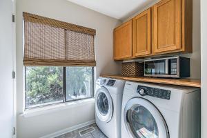 First Floor Condo - Walking distance to beach and pools!