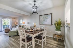 First Floor Condo - Walking distance to beach and pools!