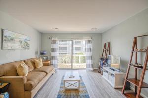 F Building Ocean and Pool Views from Porch - 4hvězdičkové hotely ve městě Harbor Island