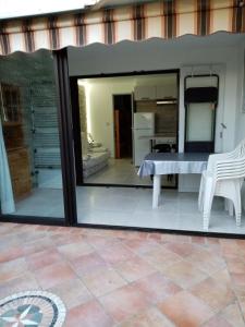 T2 DANS DOMAINE PRIVE PISCINE TENNIS PARC PARC AQUATIQUE VUE MER ET PLAGE