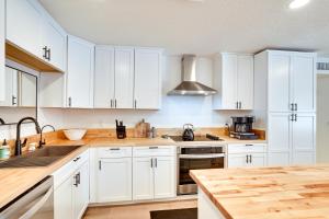 Pool, Grill and Fire Pit Pet-Friendly Arizona Home