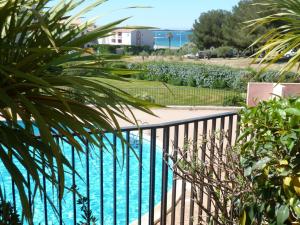 T2 DANS DOMAINE PRIVE PISCINE TENNIS PARC PARC AQUATIQUE VUE MER ET PLAGE