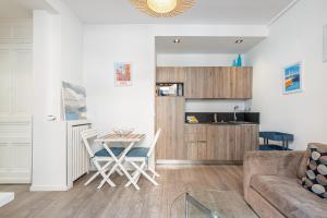 Large Terrace 1 Bdr near Garibaldi Square