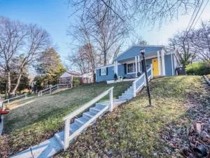 Newly renovated 3 bed/1 bath for visits to DC/UMD! - Berwyn Heights