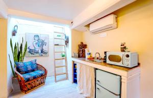 Charming Basement Studio Guesthouse 2 Blocks from UofA