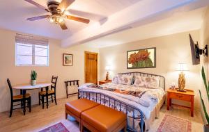 Charming Basement Studio Guesthouse 2 Blocks from UofA