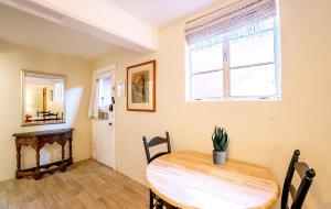 Charming Basement Studio Guesthouse 2 Blocks from UofA