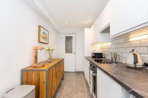 Immense Gorgeous 2BR wBalcony & Office in Chelsea