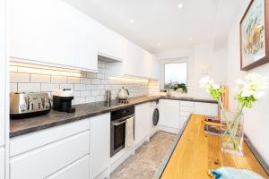 Immense Gorgeous 2BR wBalcony & Office in Chelsea