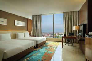 1 King Bed and 2 Queen Beds (1 King Bed And 2 Queen Beds)