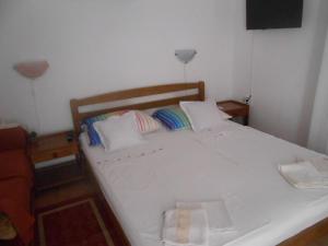 One-Bedroom Apartment with Balcony room in Apartments with a parking space Poljana Ugljan - 8473