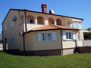 Apartments with a parking space Buzinija, Novigrad - 22057 