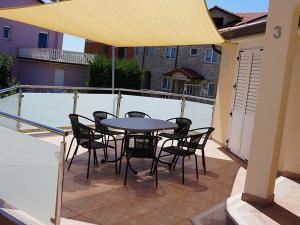 Apartments with a parking space Buzinija, Novigrad - 22057